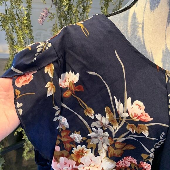 Shein Curve black floral tulip sleeve top 4XL - Picture 3 of 8